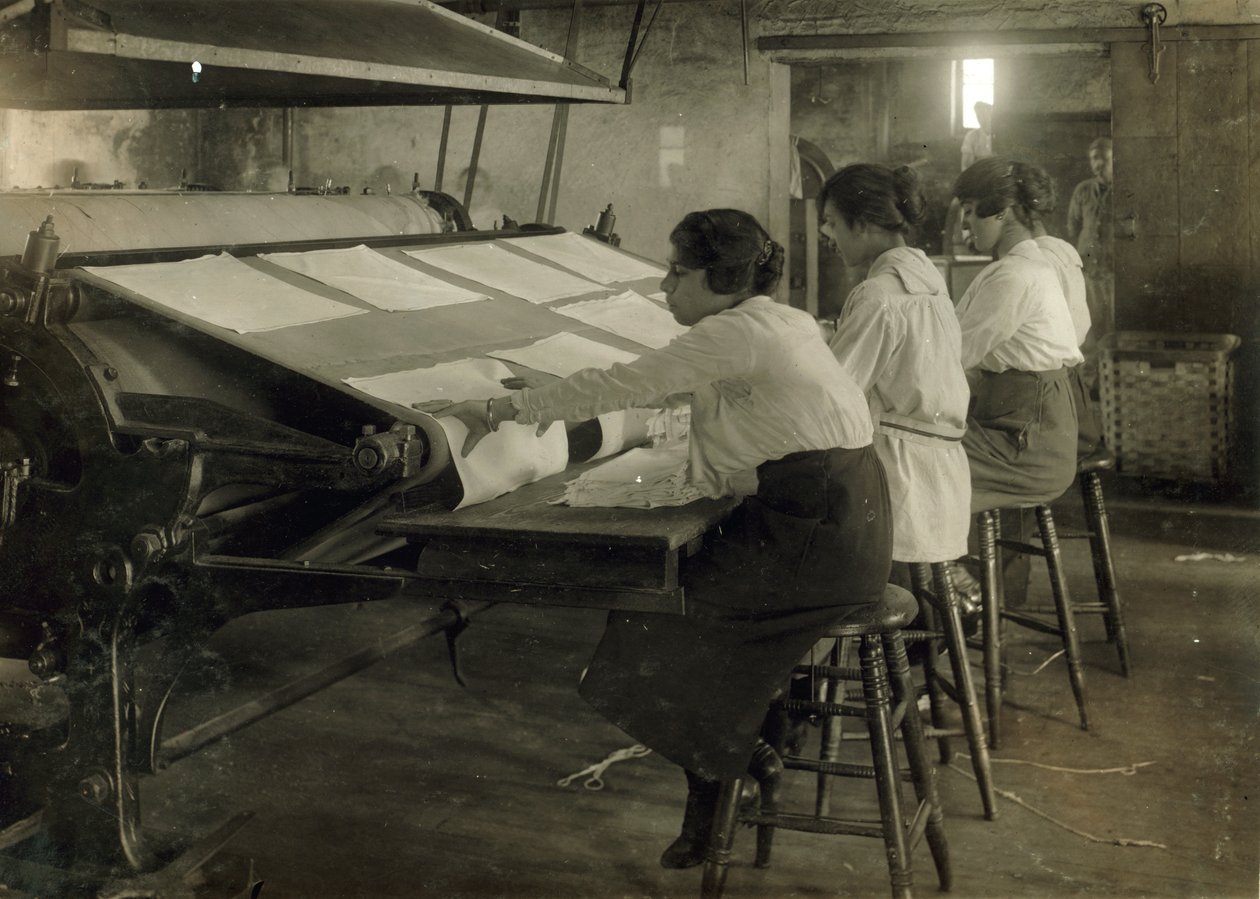 Drie jonge tienermeisjes aan het werk in de mangel bij Bonanno Laundry, Boston, Massachusetts door Lewis Wickes Hine