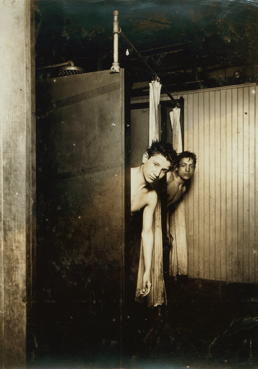 Twee jongens douchen bij Postal Telegraph Company, Broadway, New York City, New York, VS, ca. 1910 door Lewis Wickes Hine