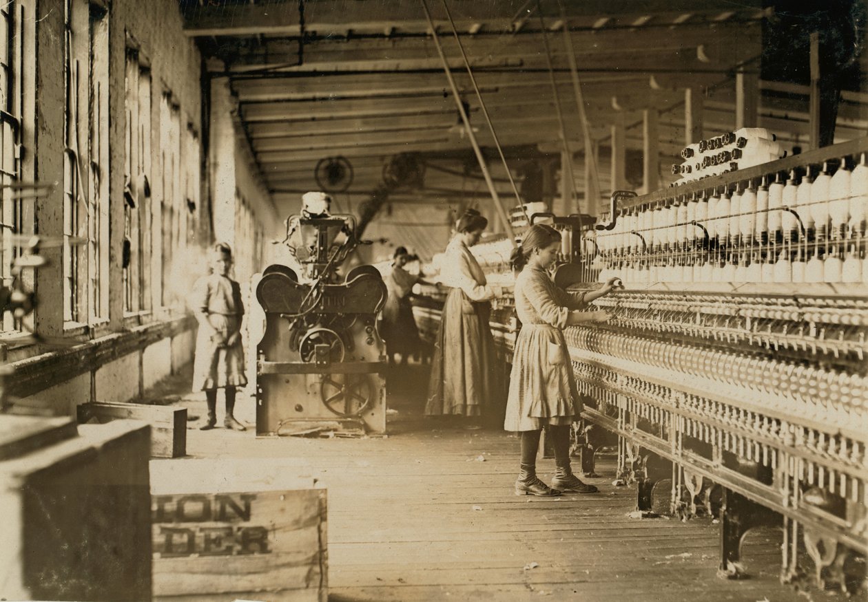 Twee jonge spinners in Catawba Cotton Mills, Newton, North Carolina, 1908 door Lewis Wickes Hine