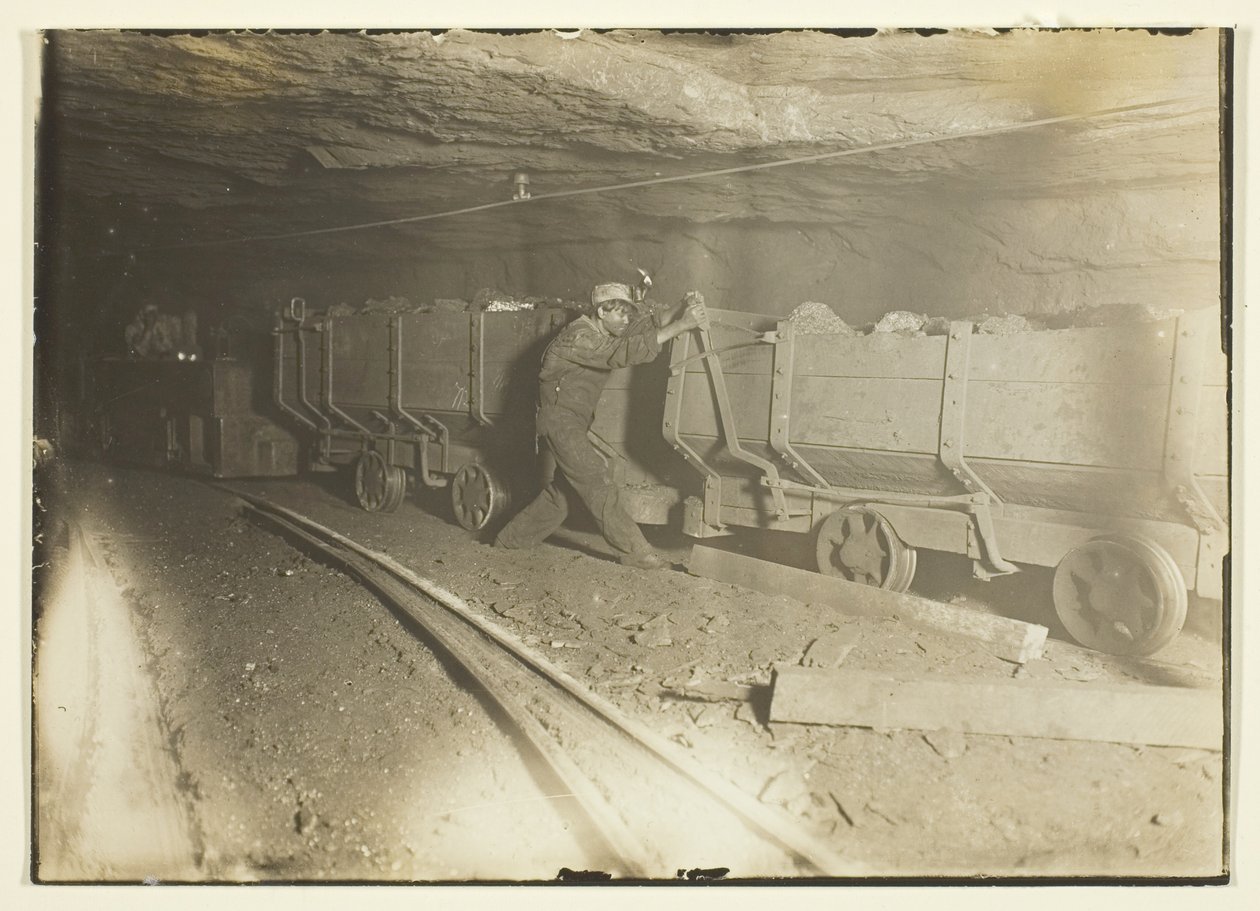 Zonder titel (Kolenwagens in mijn) door Lewis Wickes Hine