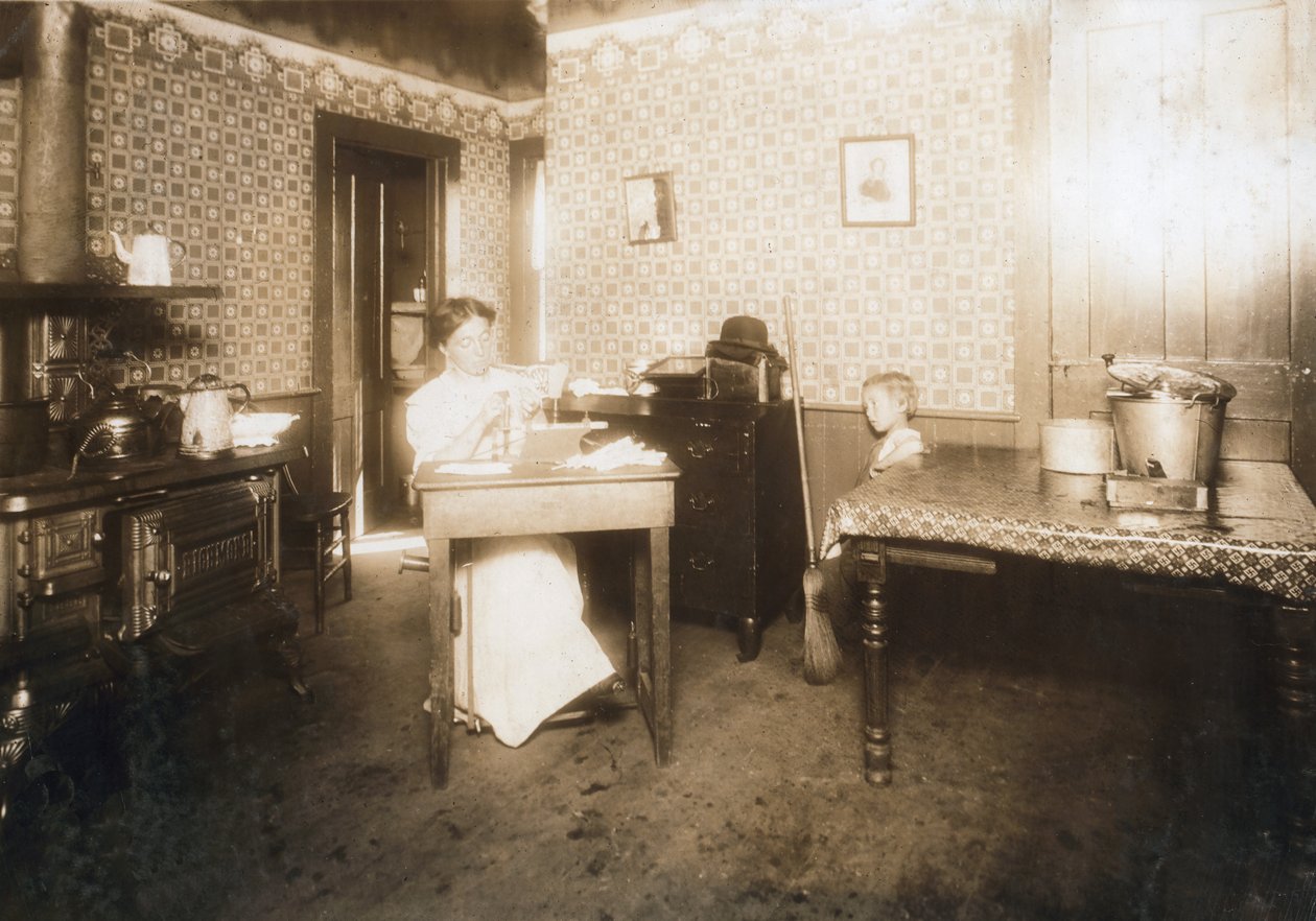 Vrouw die borstelharen in tandenborstels steekt in haar keuken, c.1912 door Lewis Wickes Hine