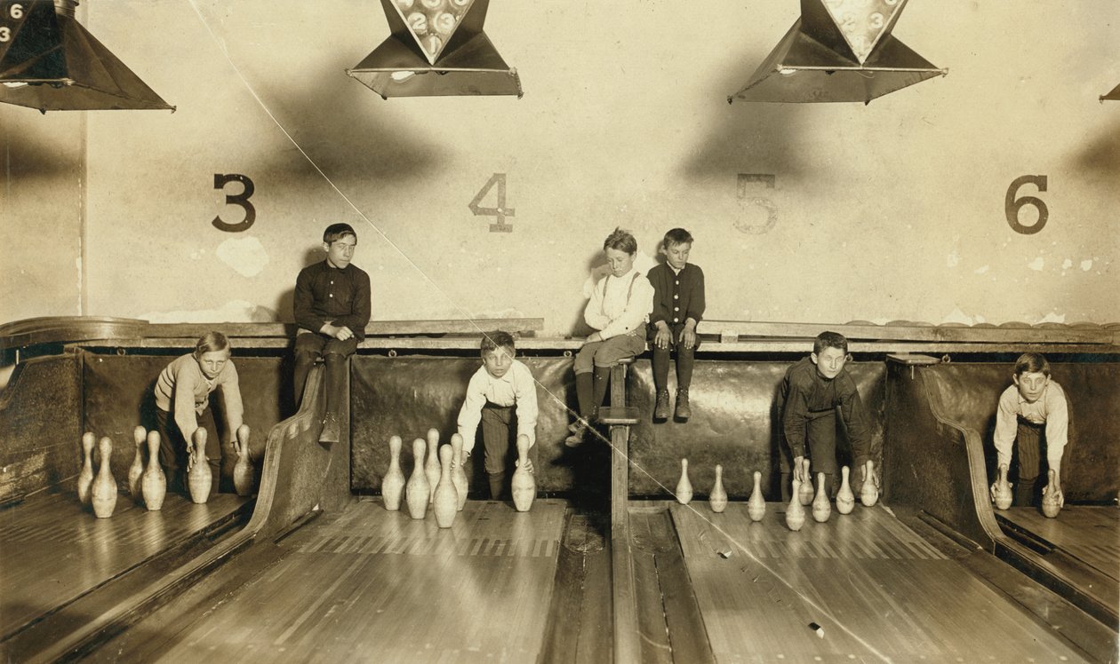 Jonge jongens die laat op de avond kegels opzetten in Arcade Bowling Alley, Trenton, New Jersey, VS door Lewis Wickes Hine