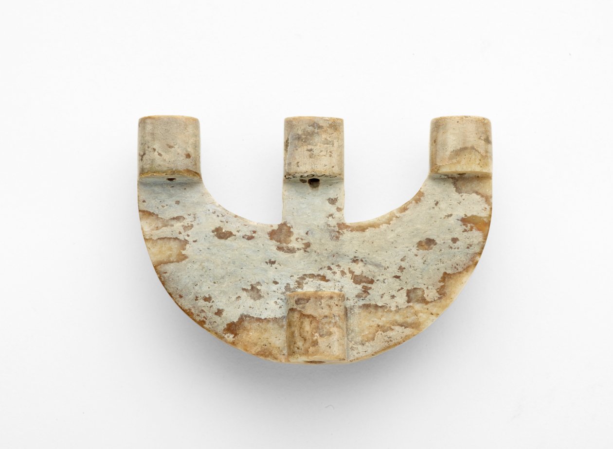 Boogvormige hanger, met toegevoegde decoratie, ca. 3300-2250 v.Chr. door Liangzhu culture