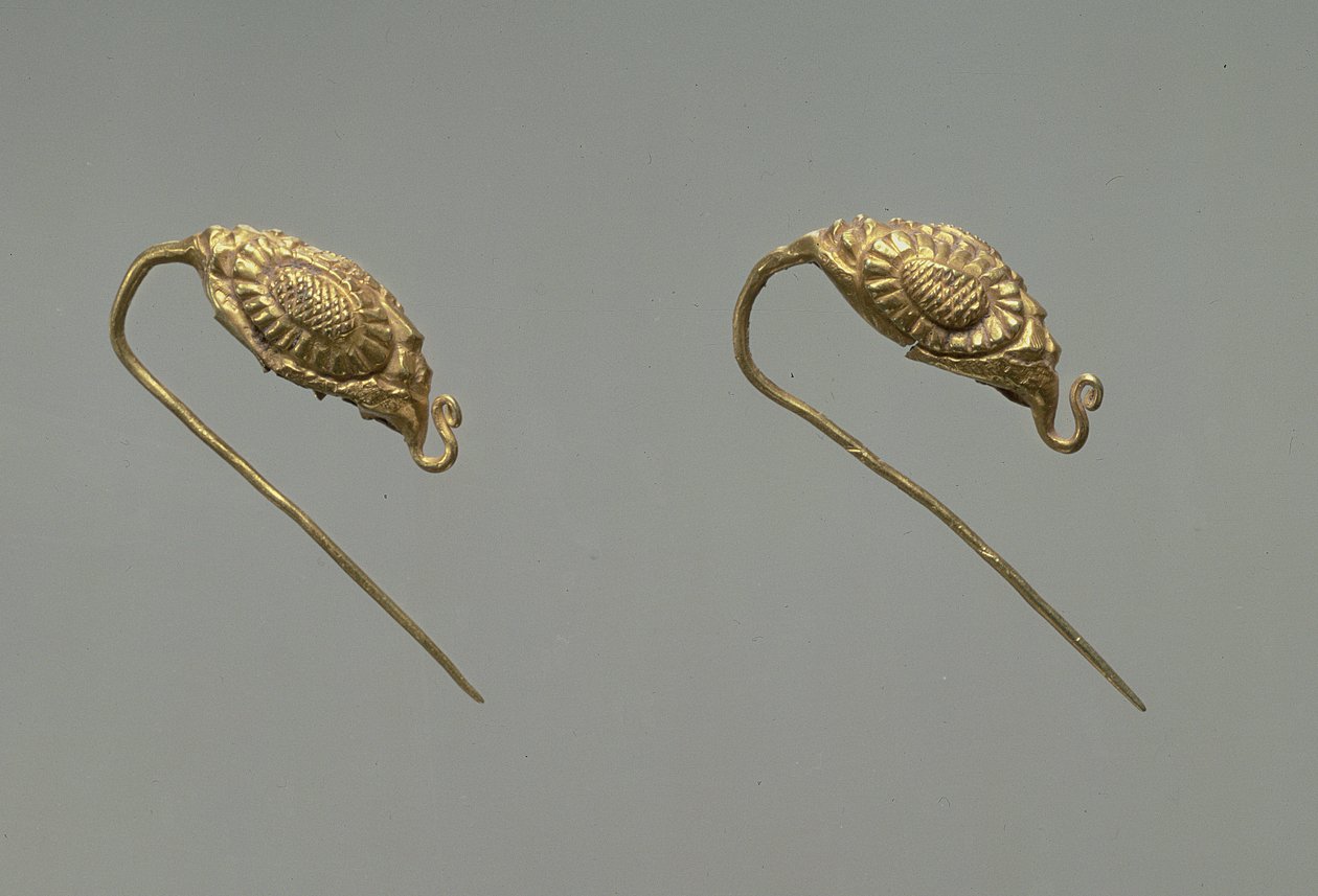 Paar gouden oorbellen, Liao-dynastie, 10e-11e eeuw door Liao Dynasty Chinese School