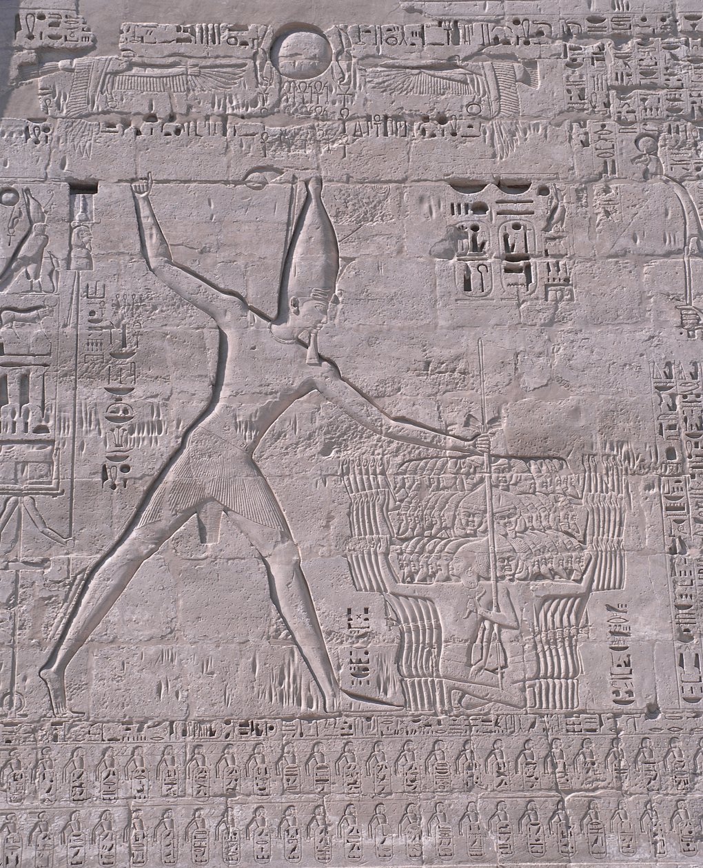 Gravures op de muur van een tempel, Medinet Habu, Luxor, Egypte door Unbekannt Unbekannt