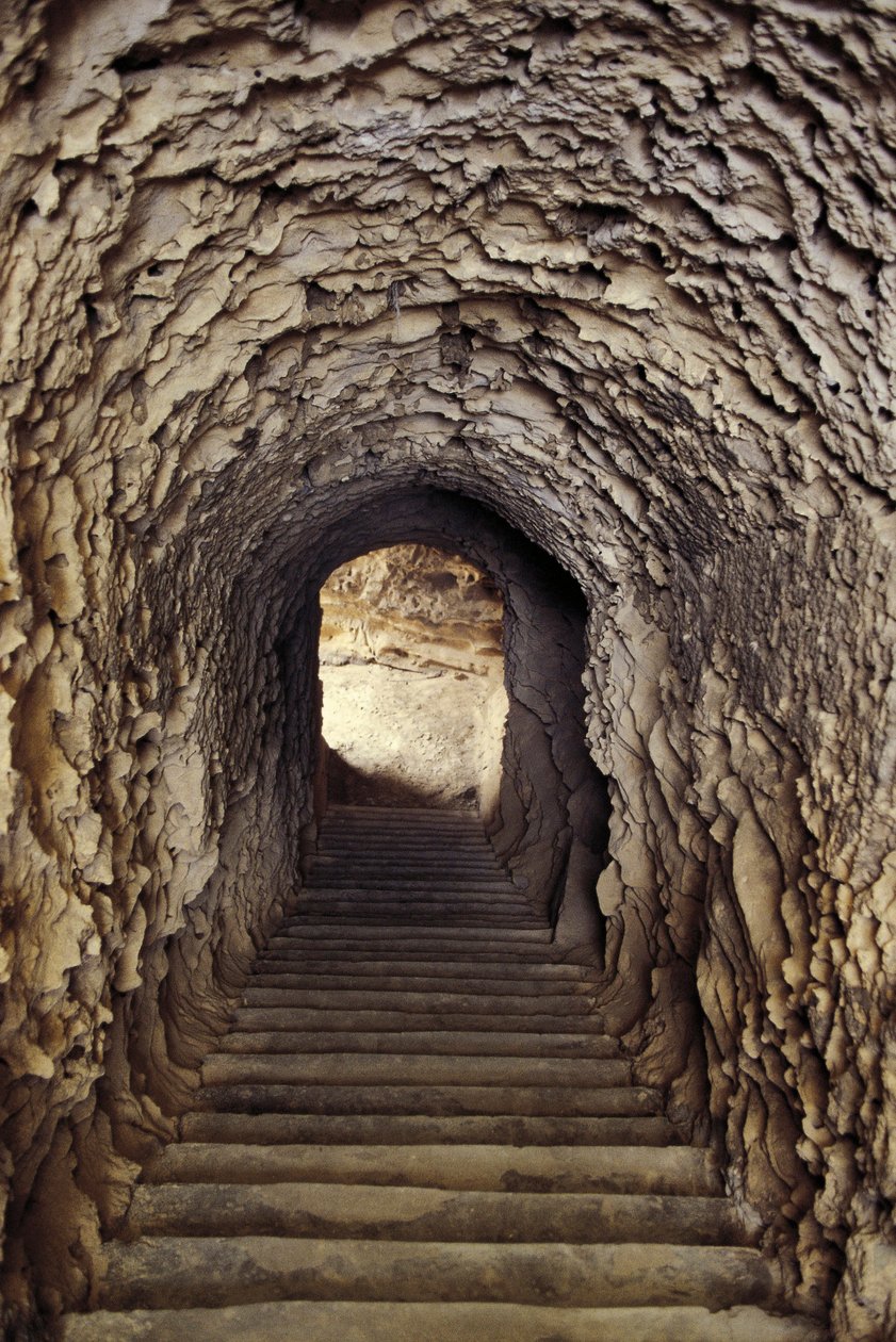 Catacomben van Kom-esh-Shuqafa, interieur van het hypogeum, Alexandrië, Egypte door Unbekannt Unbekannt
