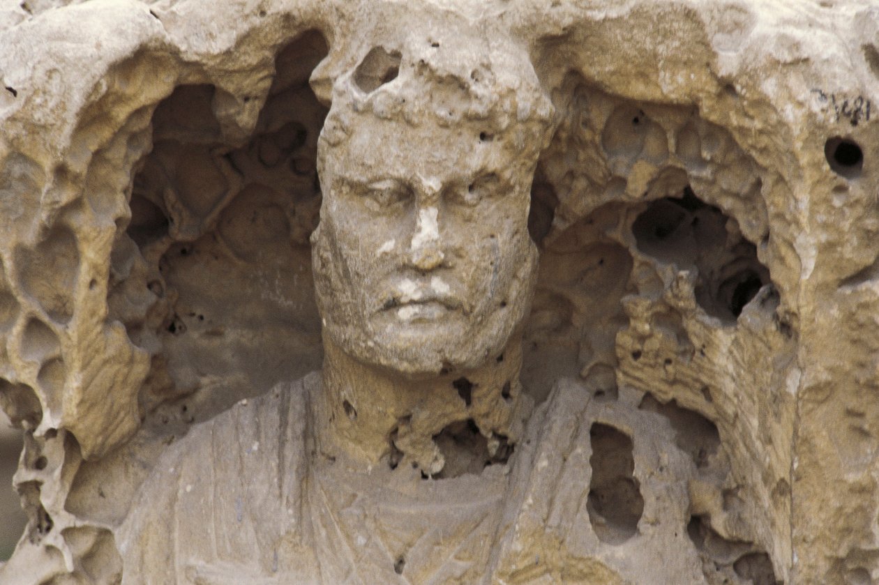 Egypte, Alexandrië, Catacomben van Kom-esh-Shuqafa, interieur van het hypogeum, (detail) door Unbekannt Unbekannt