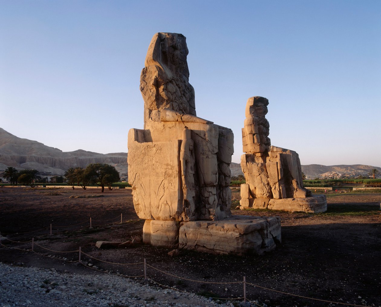 Egypte, Luxor Gouvernaat, Karnak, Standbeelden van Amenhotep III door Unbekannt Unbekannt