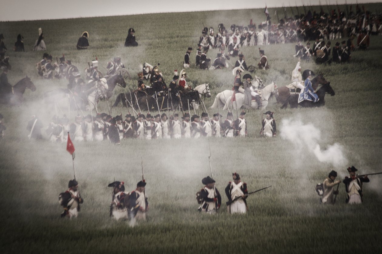 Historische re-enactment: Infanterie, kurassiers en officieren van het Franse leger op het slagveld, Napoleontische oorlogen door Unbekannt Unbekannt