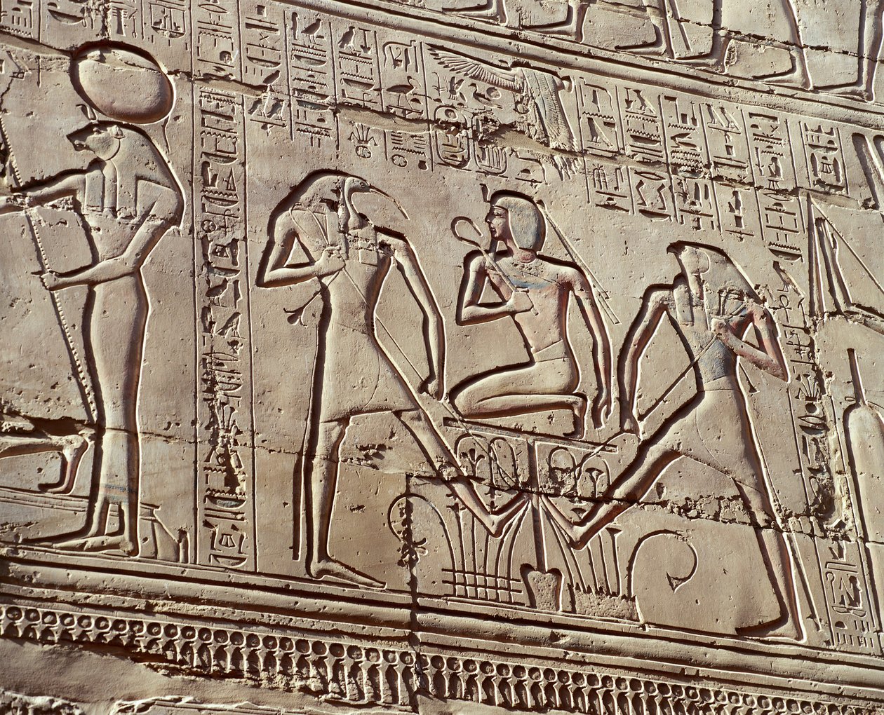 Interieur muurreliëfs die offers aan de goden uitbeelden, detail met jonge Ramses II met goden Thoth en Horus door Unbekannt Unbekannt