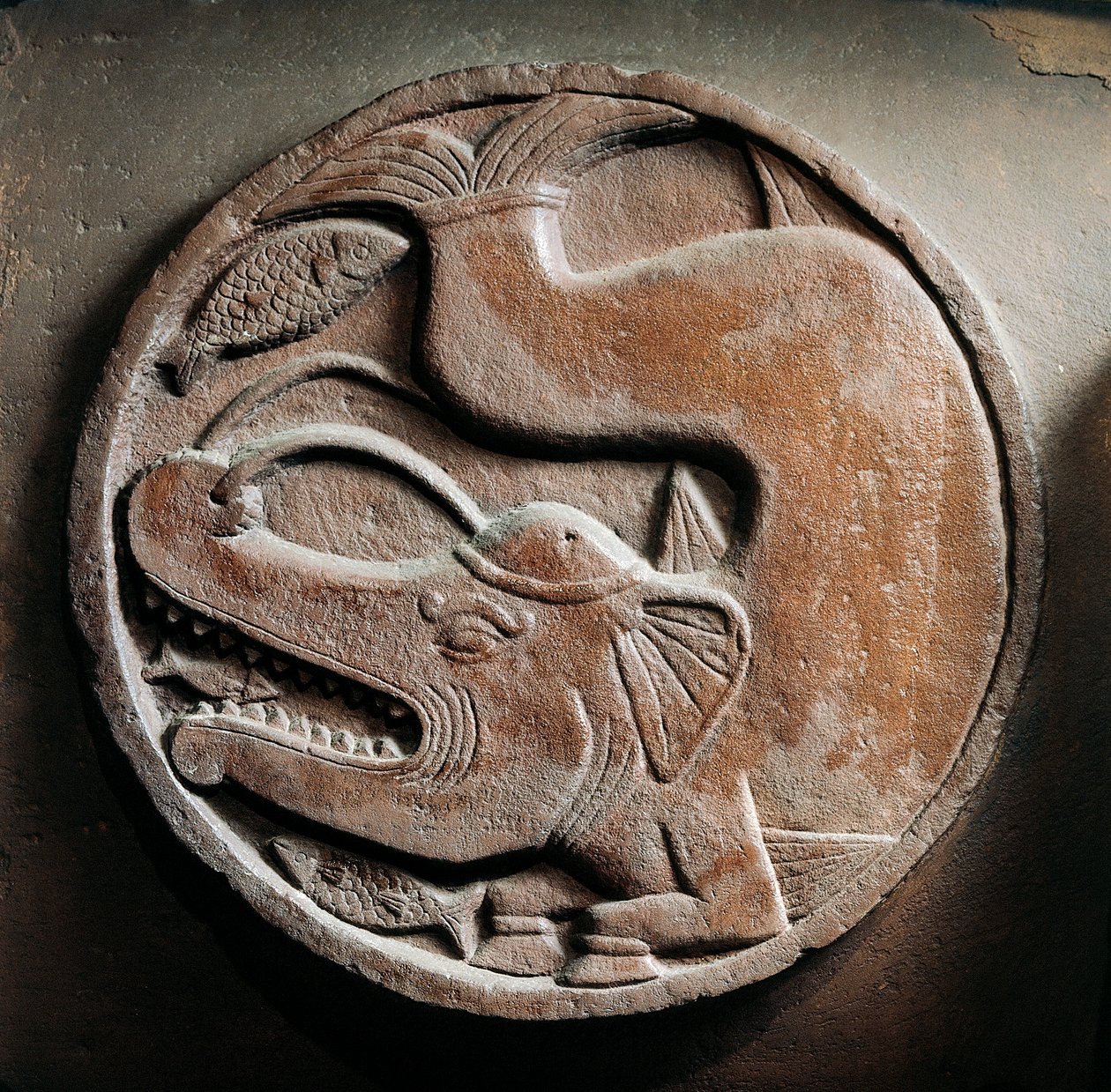 Medallion met zeedier van olifantenkop die vis verslindt, reliëf van Stupa van Bharhut, boeddhistisch monument, Madhya Pradesh, India, Indiase beschaving, 2e eeuw v.Chr. door Unbekannt Unbekannt