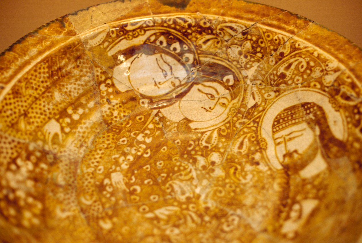 Bord versierd met mannelijke en vrouwelijke gezichten, uit Kashan, Iran door Unbekannt Unbekannt