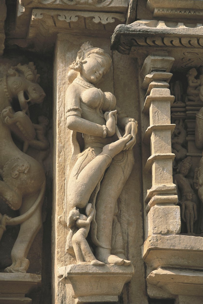 Reliëf met een Surasundari (hemelse schoonheid), Parshvanatha-tempel, Khajuraho-groep van Monumenten (UNESCO Werelderfgoedlijst) door Unbekannt Unbekannt