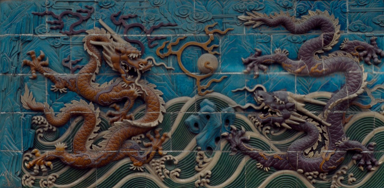 Twee van de draken die spelen met de vlammende parels, polychroom geglazuurde majolica, detail van de Negen-Drakenmuur, Beihai Park, Beijing, China. Chinese beschaving door Unbekannt Unbekannt
