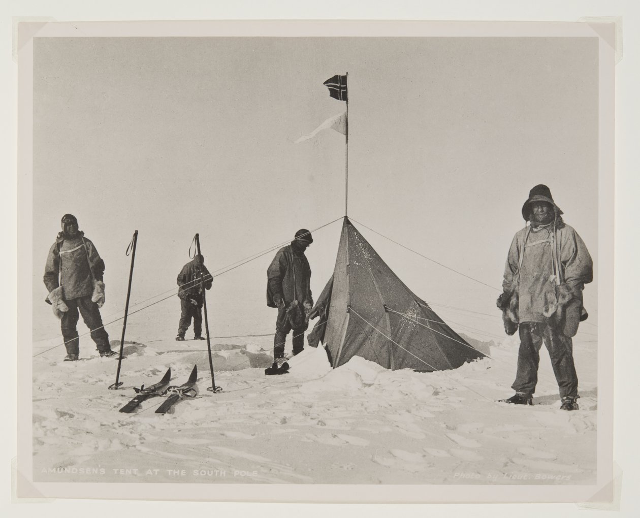 Amundsens Tent op de Zuidpool door Lieutenant Henry Robertson  Bowers