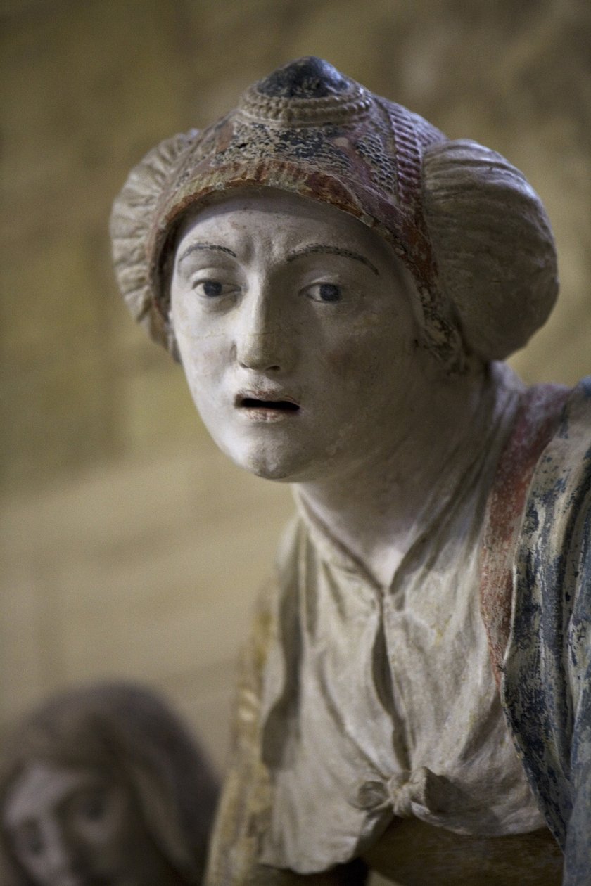 Heilige vrouw in een kap (beschilderde steen) door Ligier Richier
