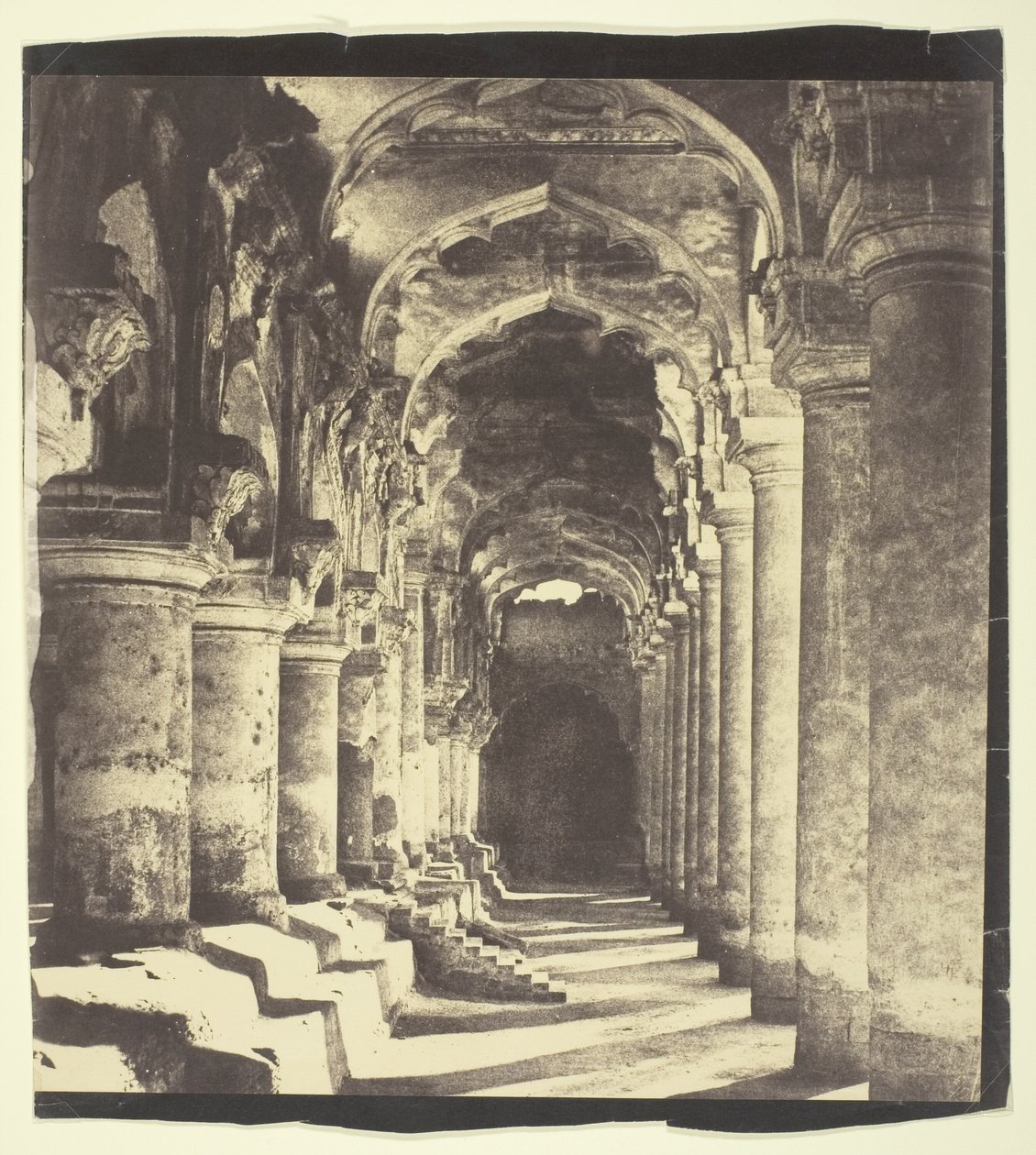 Arcade in Binnenplaats door Linnaeus Tripe