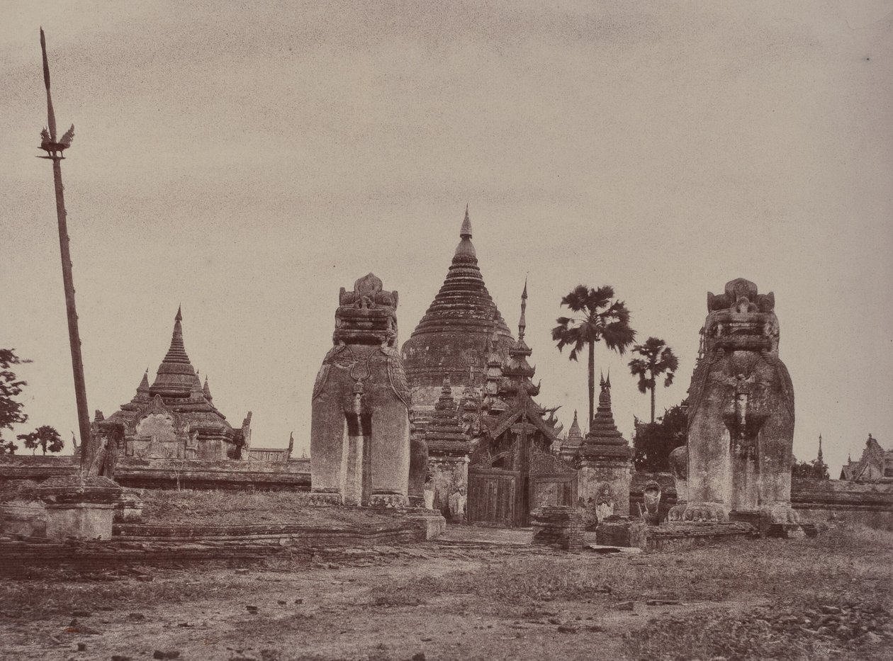 Pugahm Myo: Ingang van de Shwe Zeegong Pagode door Linnaeus Tripe