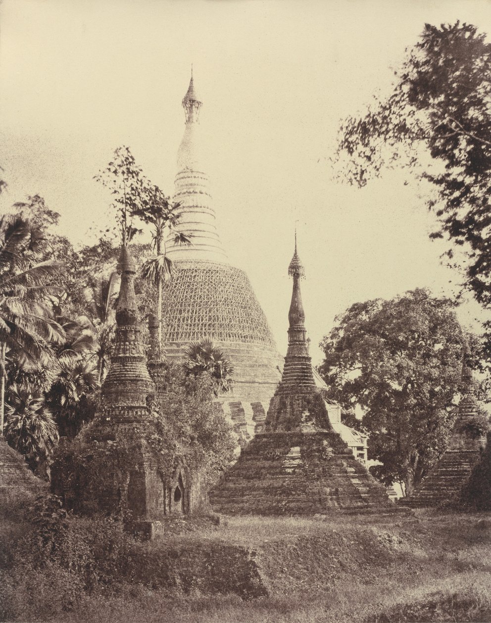 Rangoon: Nabijzicht van de Shwe Dagon Pagode door Linnaeus Tripe