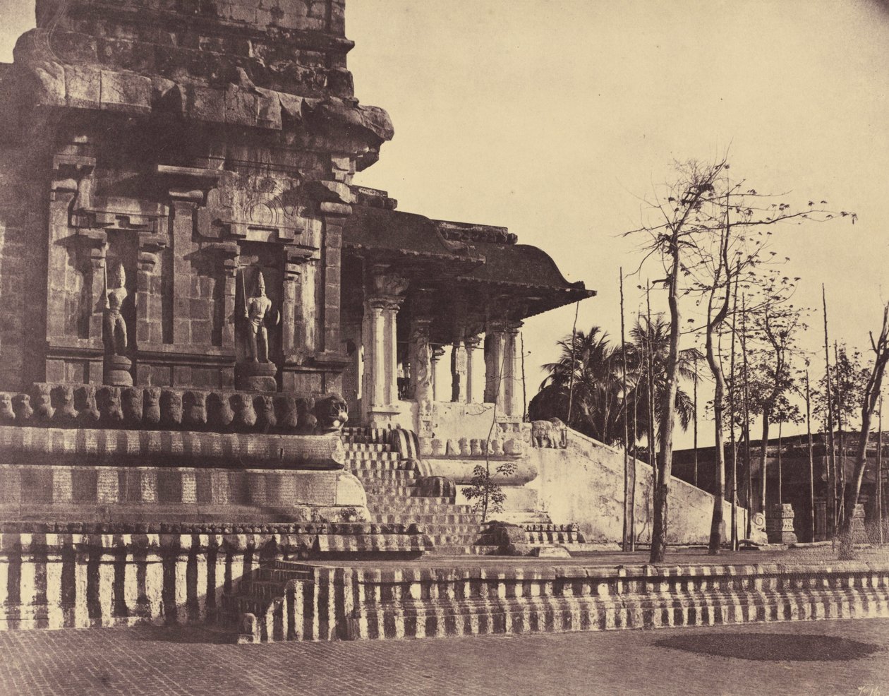 Tanjore: Grote Pagode, ingang naar buiten, maart-april 1858 (foto) door Linnaeus Tripe