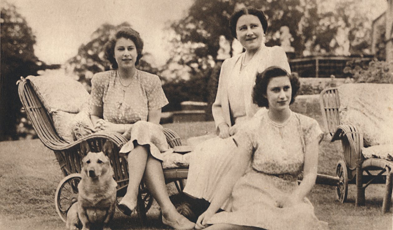 Hare Majesteit de Koningin met de Koninklijke Prinsessen, ca. 1950 door Lisa Sheridan