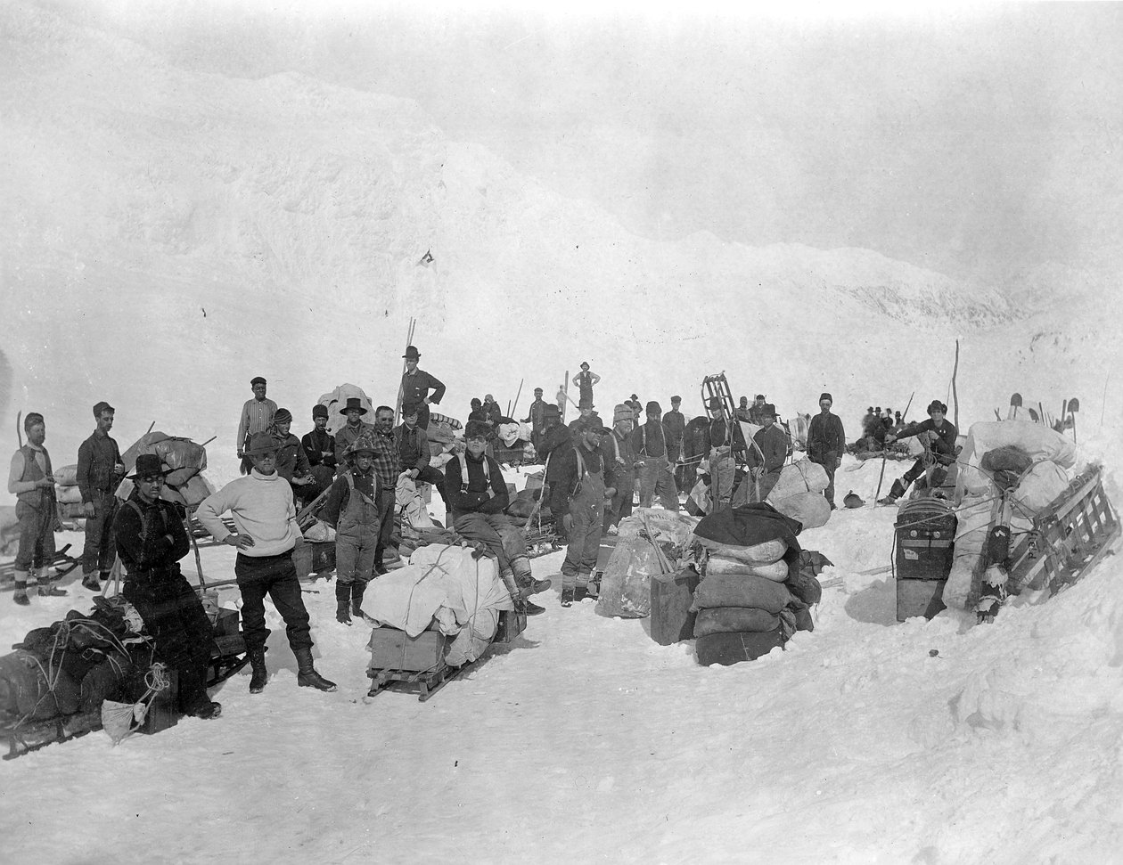 Goudzoekers op de top van de Chilkoot-pas, Alaska, 1897 door Lloyd Valentine and Pond, Edwin Percy Winter