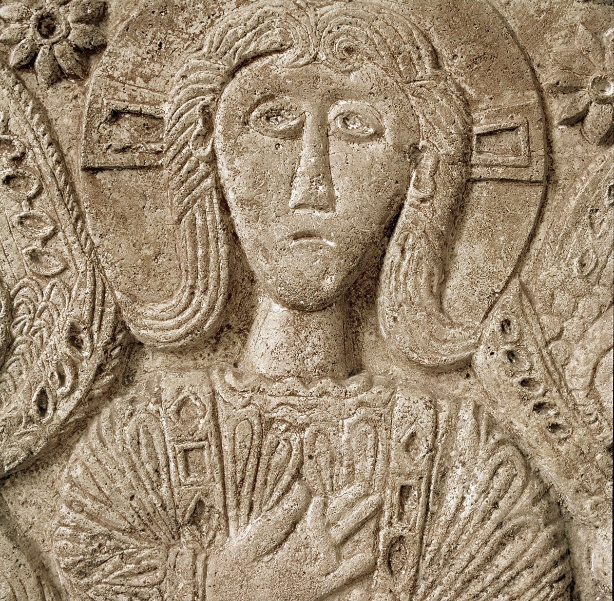 Archeologie van de Middeleeuwen. Barbaarse kunst van Lombardije: detail van Christus, laag reliëf van het altaar van Hertog Rachis. Beeldhouwwerk, Lombardische kunst, 737-744 door Lombard School