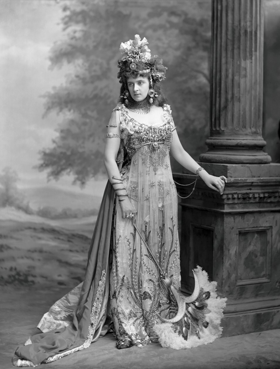 Mevrouw Algernon Bourke 1870-1967, geboren Guendoline Irene Emily Sloane-Stanley..., 1897 door London . Photo studio Lafayette