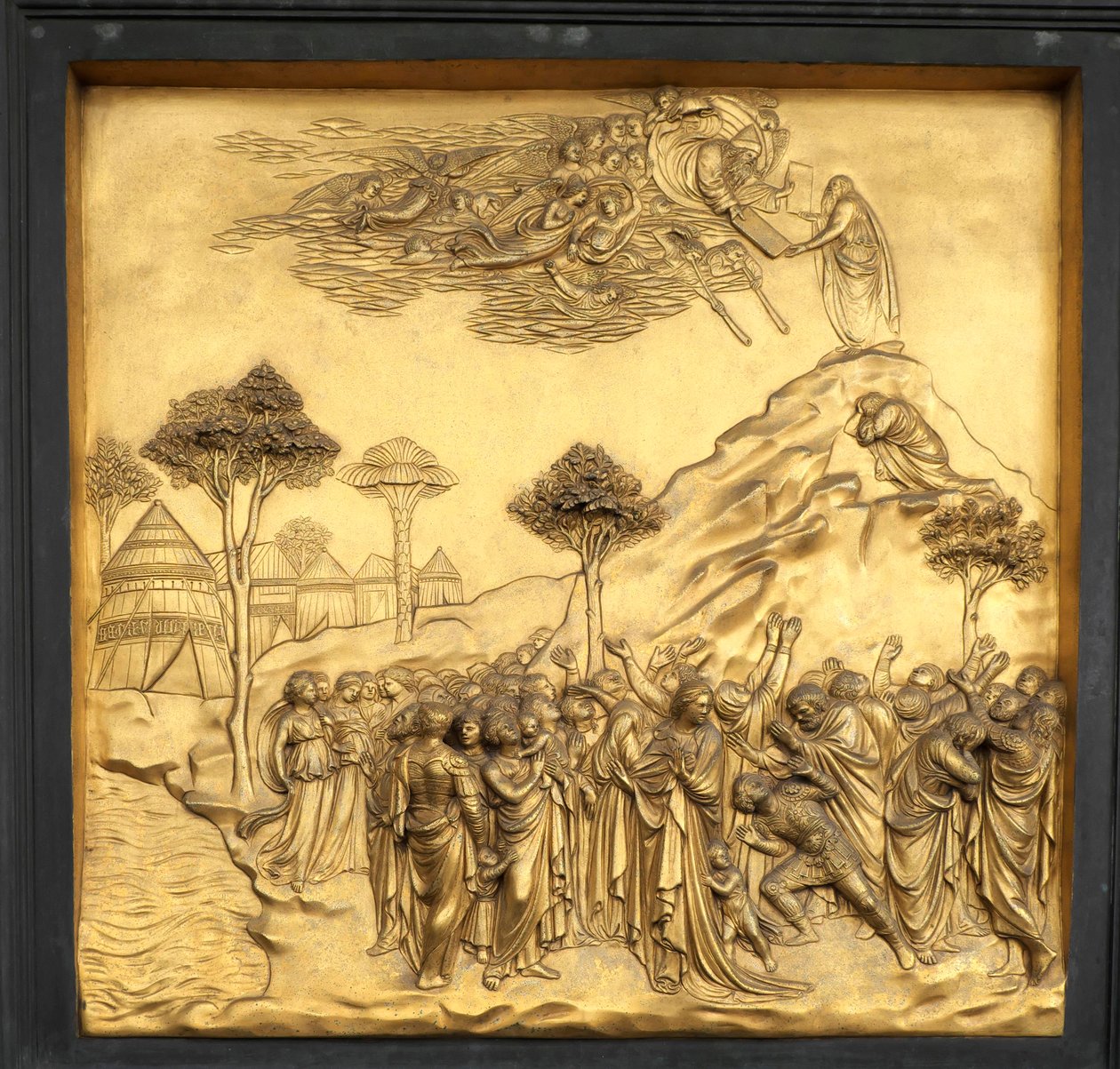 Mozes ontvangt de Tafelen van de Wet, reliëf, Paradijspoort van de Doopkapel door Lorenzo Ghiberti