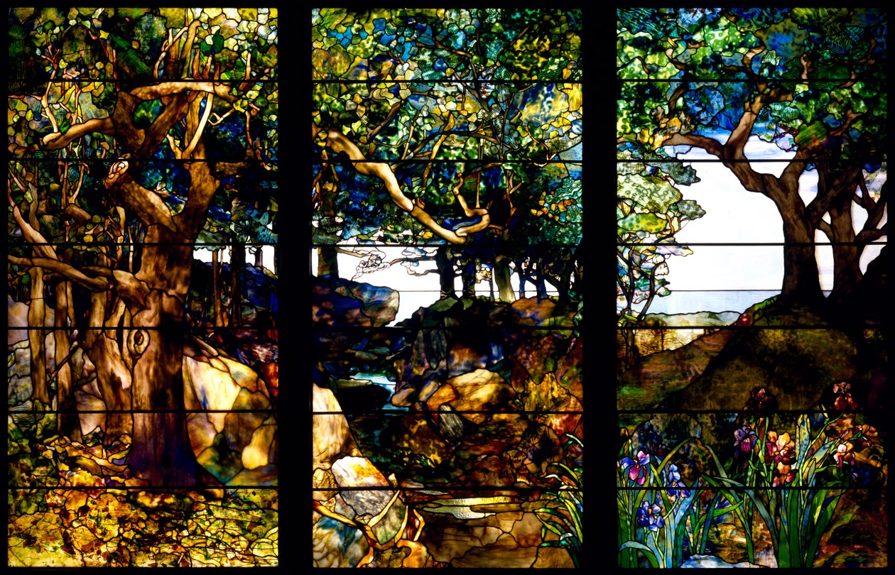 Een bebost landschap in drie panelen door Louis Comfort Tiffany