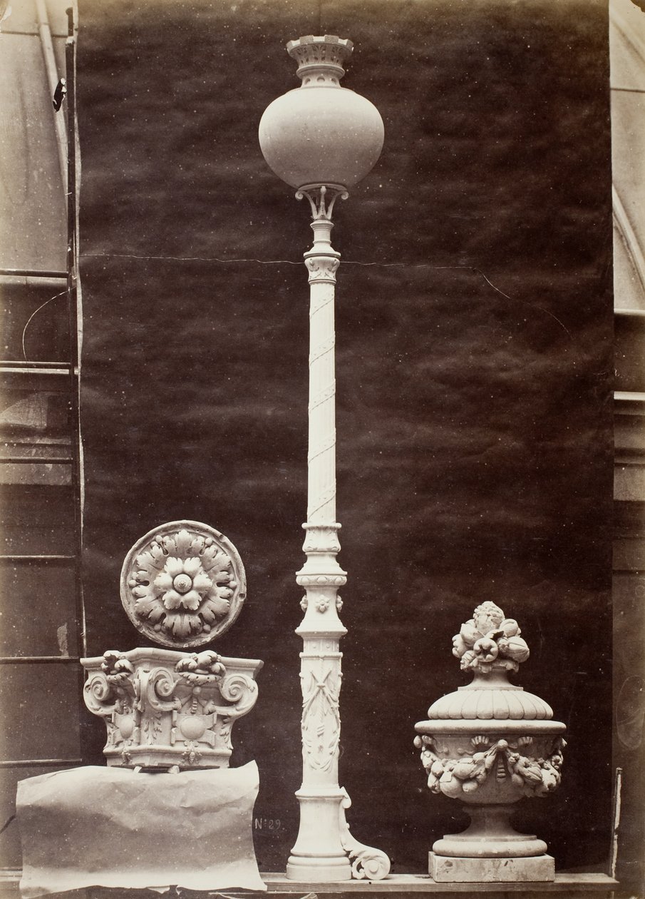 Details interieur en kandelaars, Théâtre du Vaudeville, Parijs door Louis Emile Durandelle