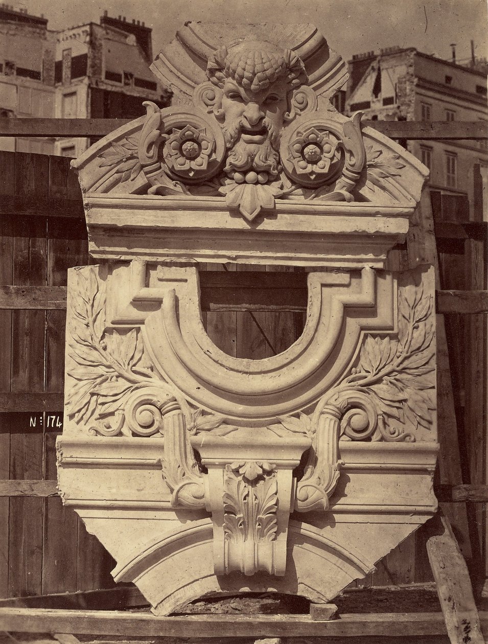 Uitstekende tafels. Zijgalerijen van de grote trap. door Louis Emile Durandelle