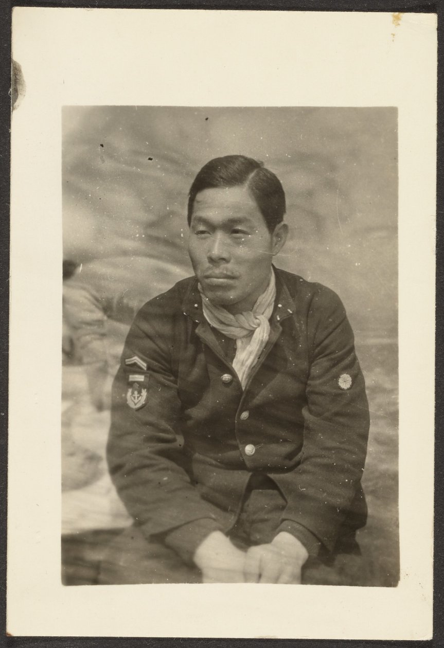 [Aziatische man in uniform] door Louis Fleckenstein