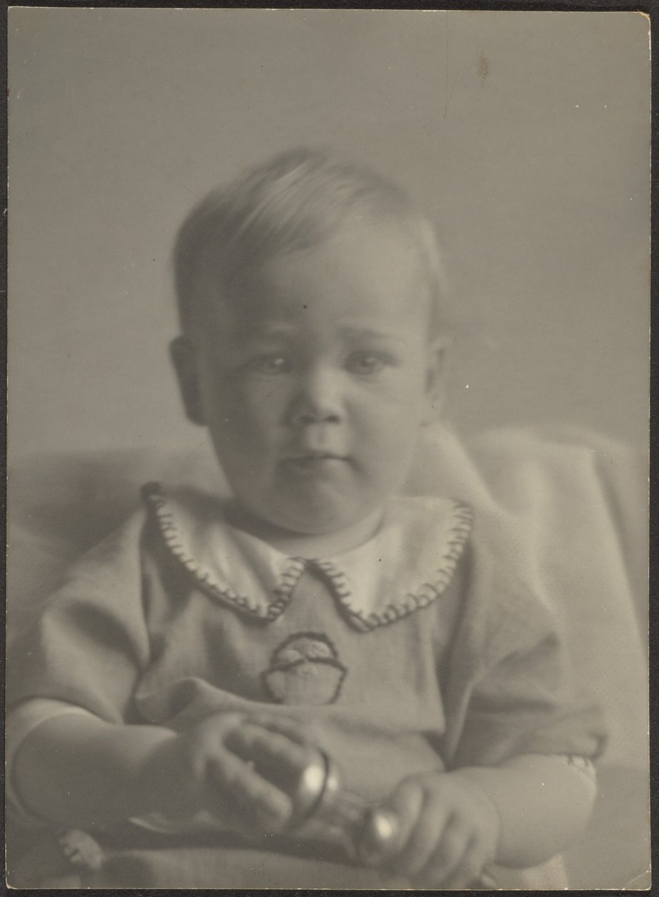 Baby met een zilveren rammelaar door Louis Fleckenstein