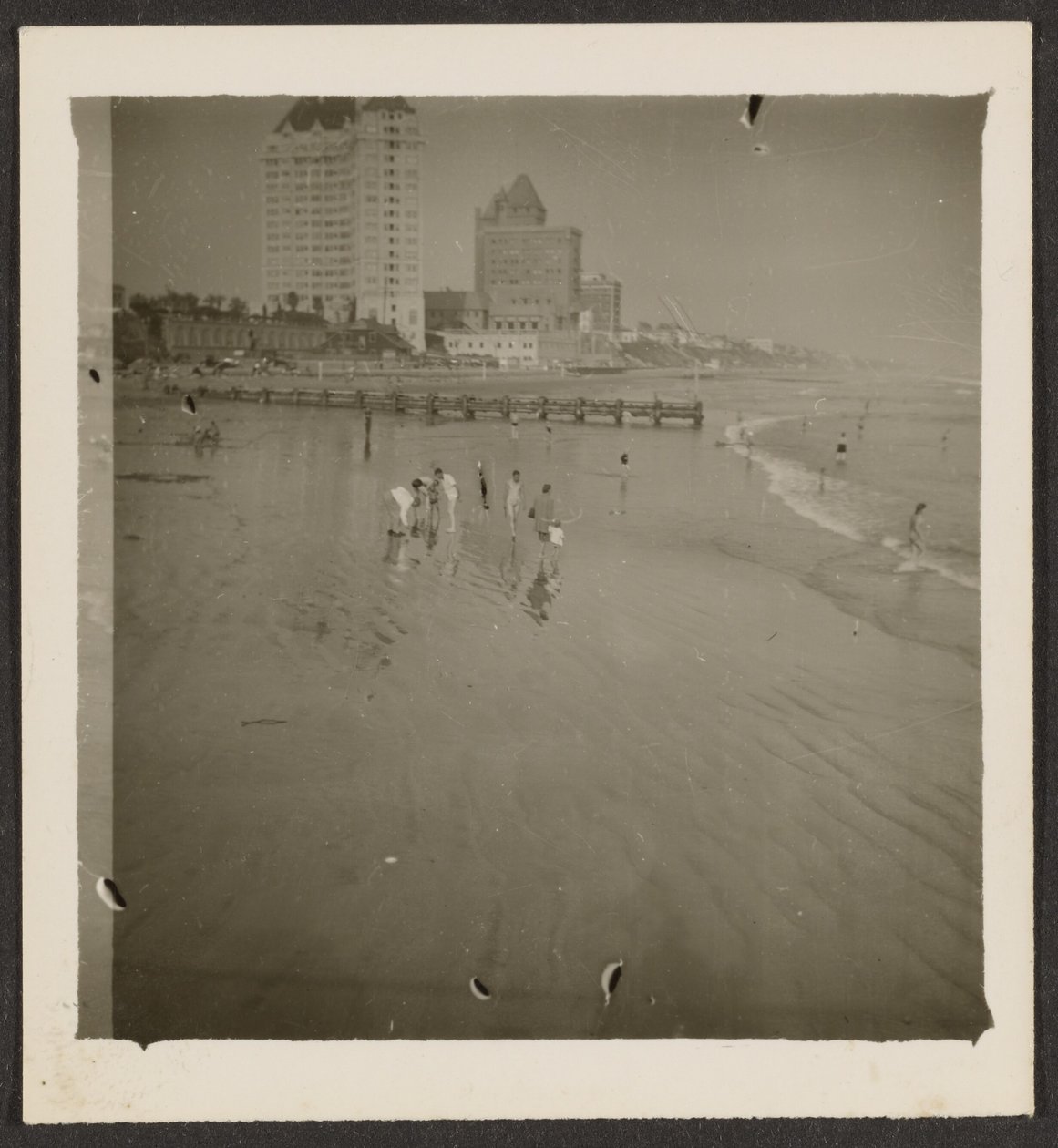 [Strandtafereel] door Louis Fleckenstein