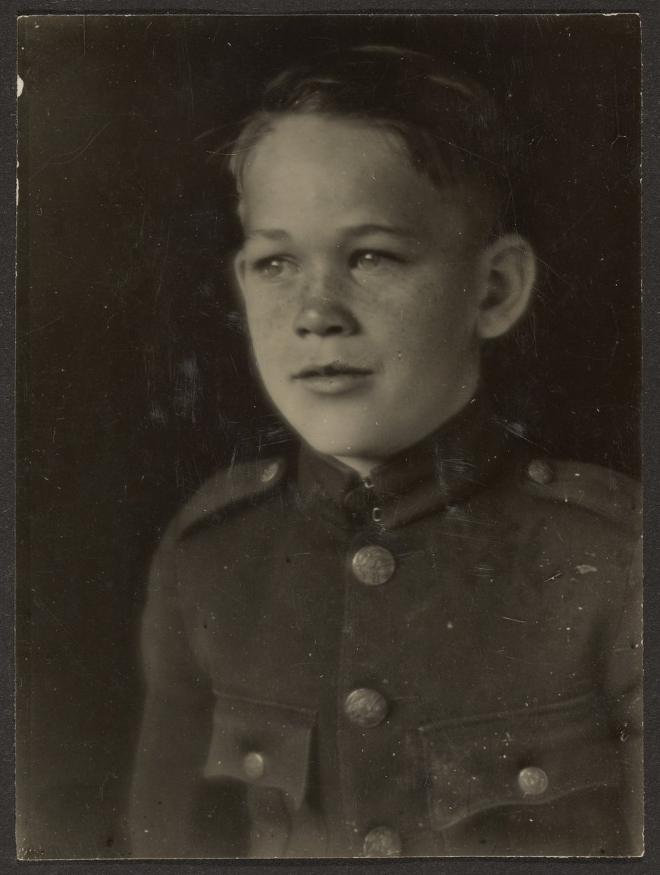 [Jongen gekleed in uniform] door Louis Fleckenstein