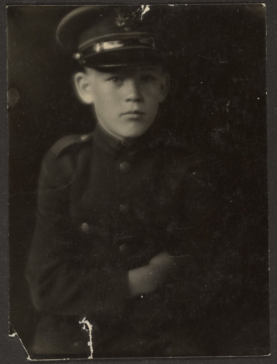 [Jongen in uniform] door Louis Fleckenstein
