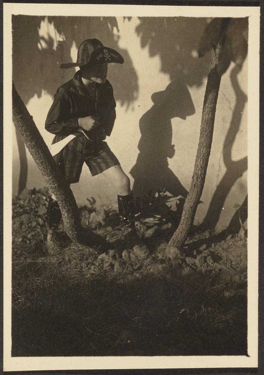 [Jongen in Piratenkostuum]. door Louis Fleckenstein