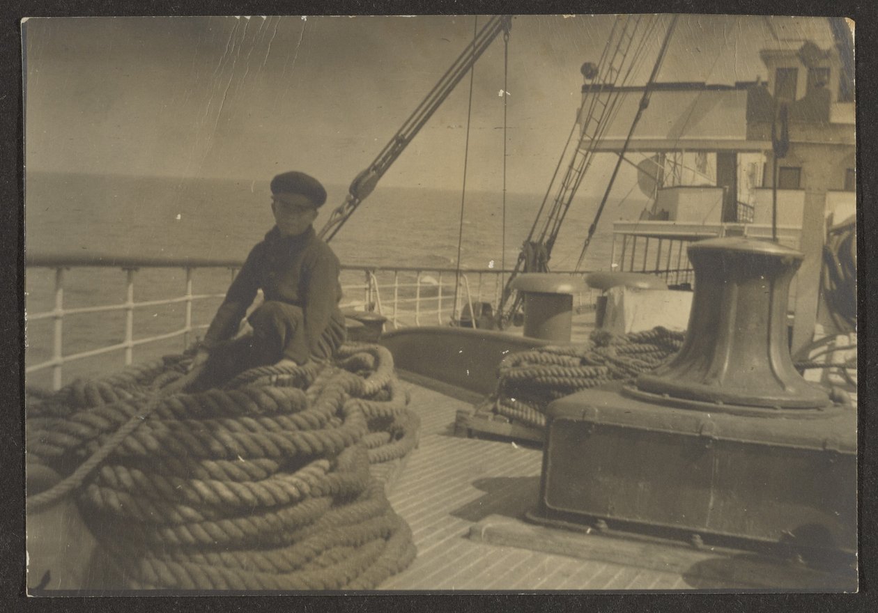[Jongen op een schip] door Louis Fleckenstein
