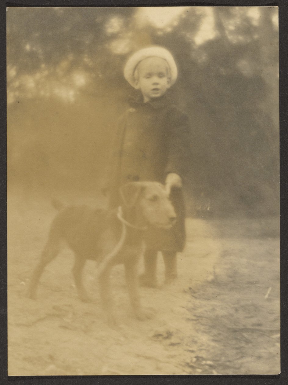 [Kind met hond aan de riem] door Louis Fleckenstein