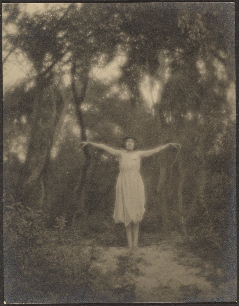 [Danseres in een tuin] door Louis Fleckenstein