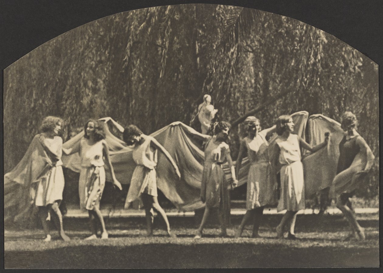 Dansers poserend in een bosje door Louis Fleckenstein
