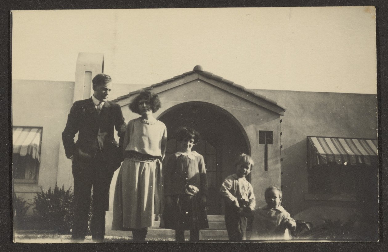 Familieportret voor een huis door Louis Fleckenstein