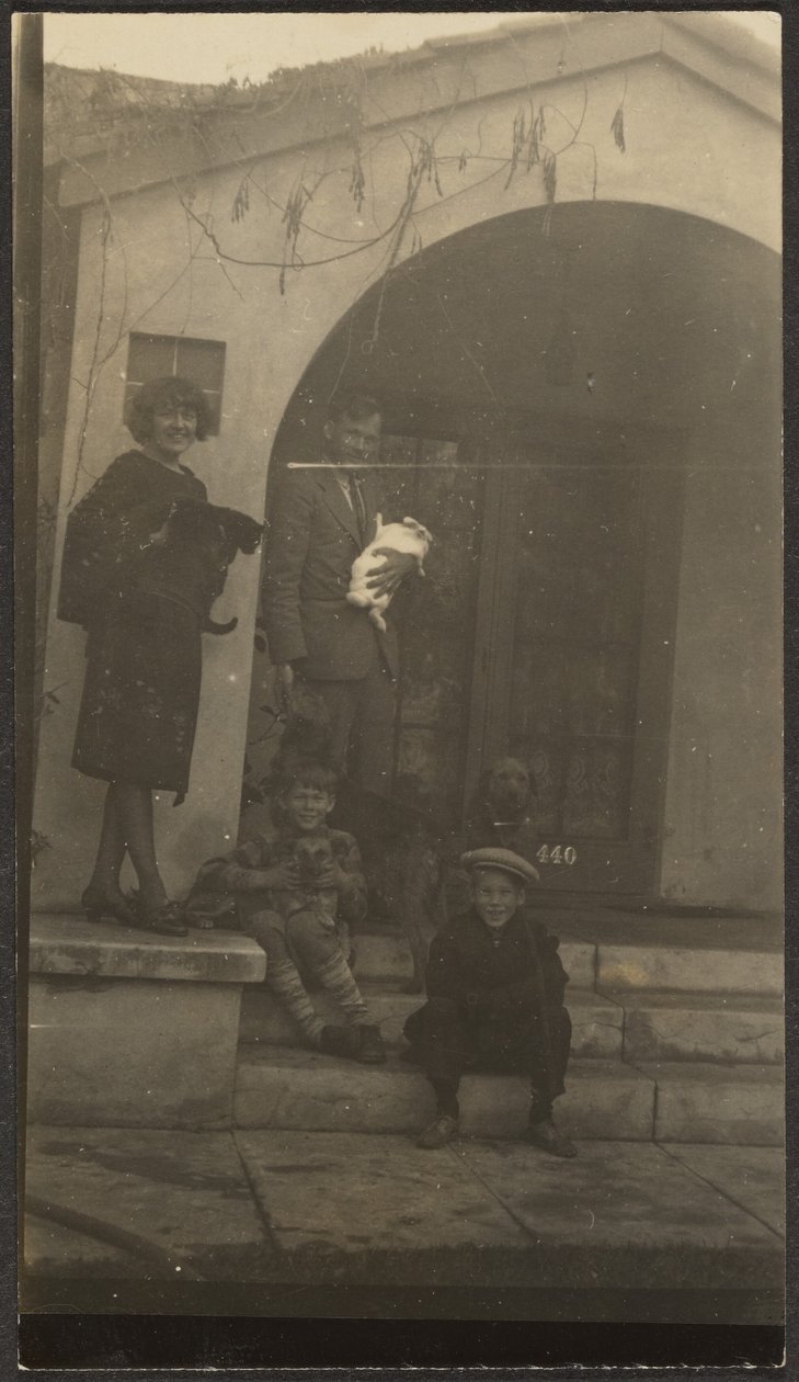 [Familie voor Fleckenstein Studio in Long Beach]. door Louis Fleckenstein