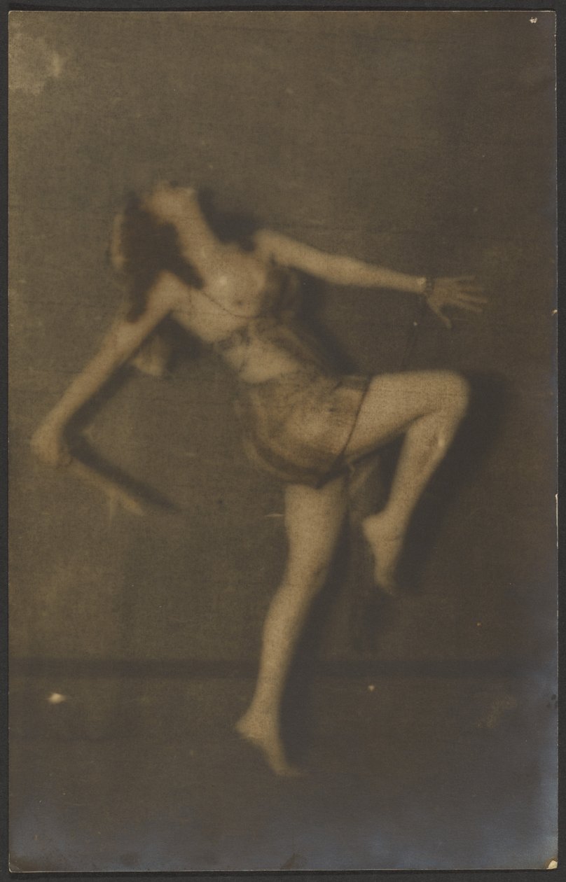 [Danseres met dolk] door Louis Fleckenstein