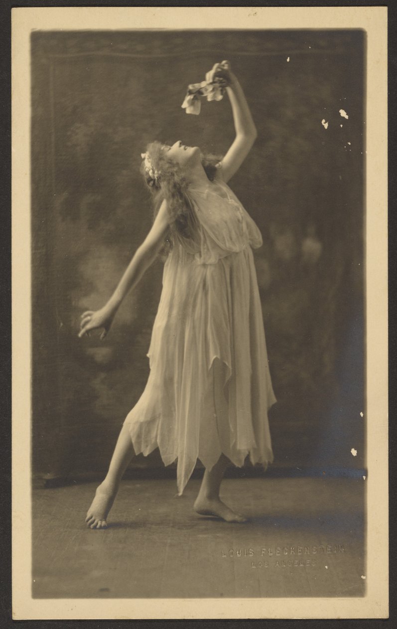 [Danseres met bloem voor een wandtapijt] door Louis Fleckenstein