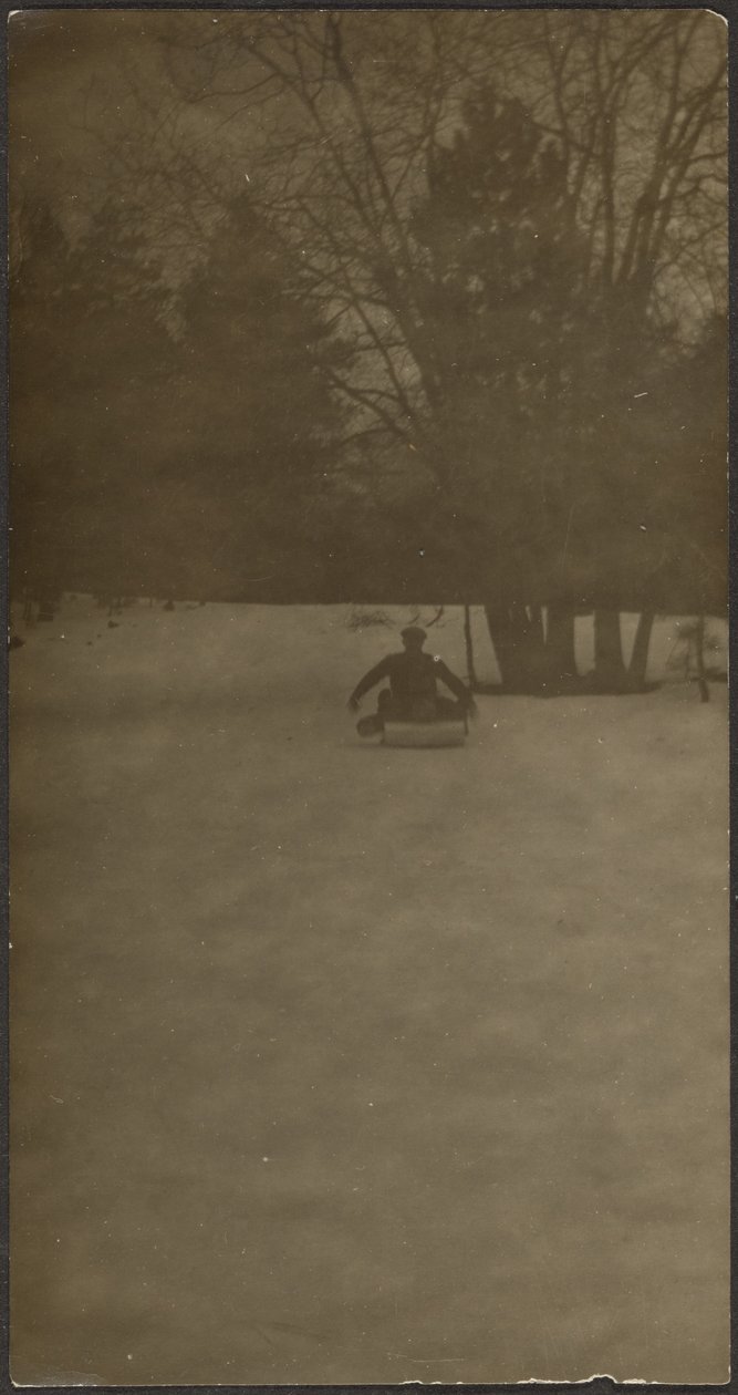 [Figuur op slee in sneeuw]. door Louis Fleckenstein