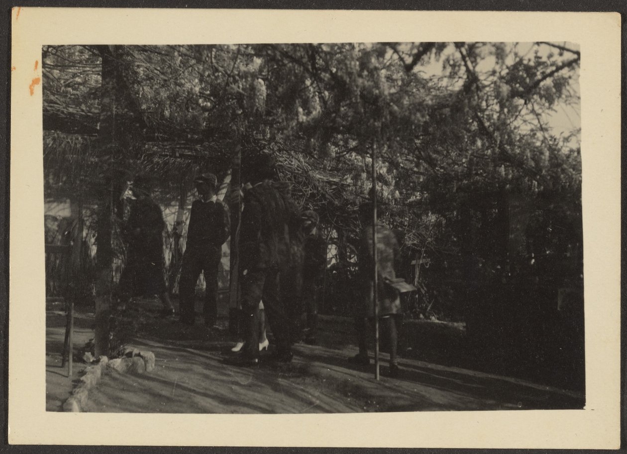 [Figuren in het bos]. door Louis Fleckenstein