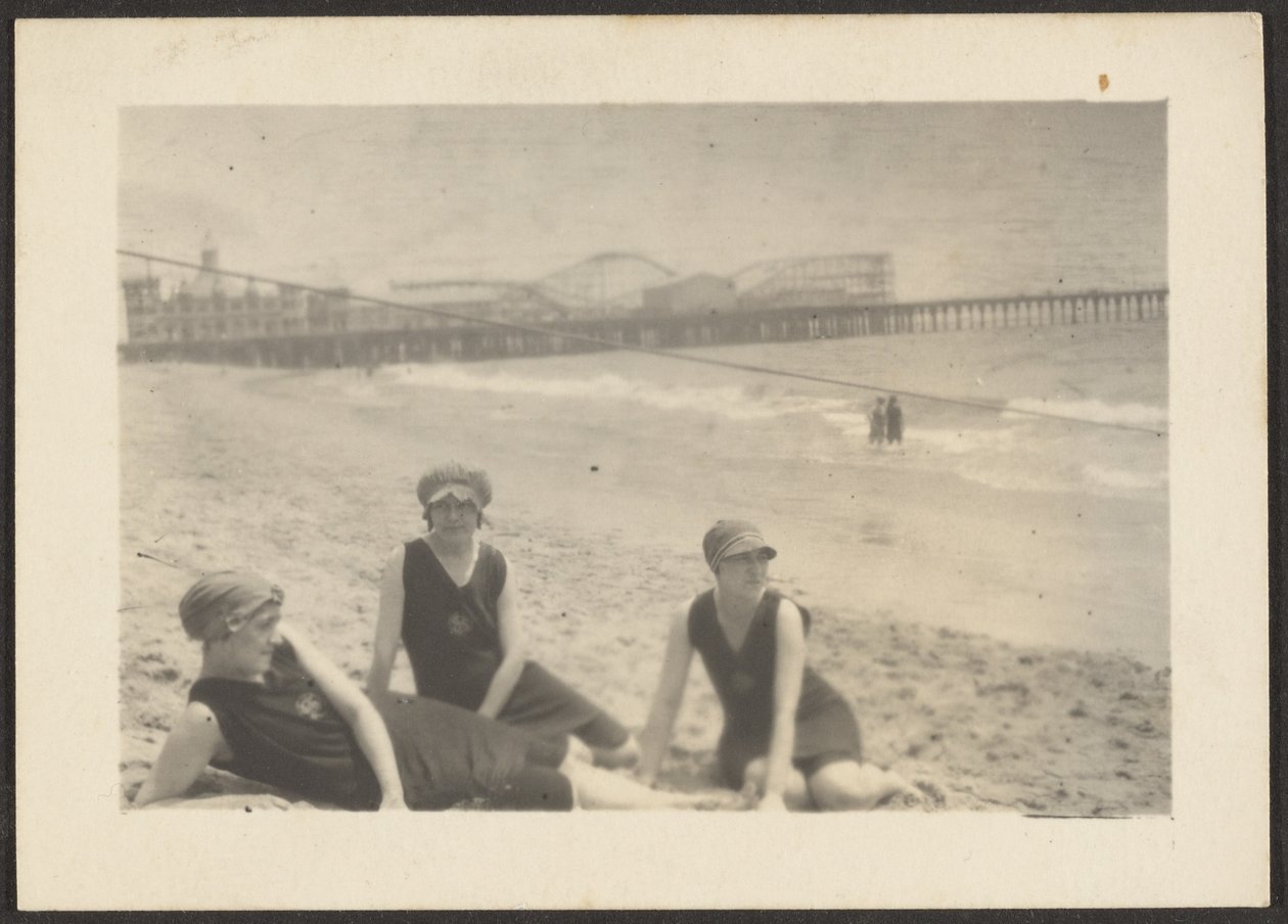 [Beelden op Strand bij Santa Monica Pier]. door Louis Fleckenstein