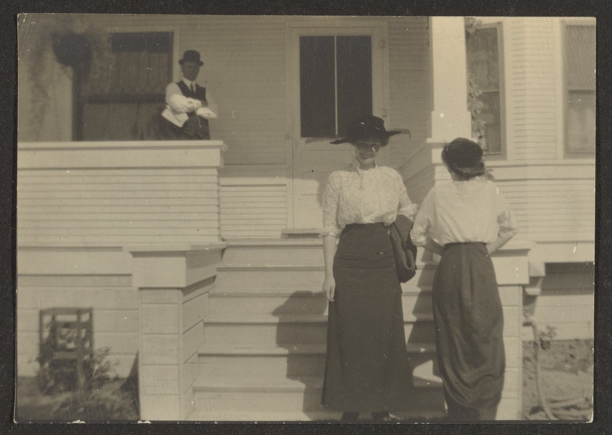 [Figuren op veranda]. door Louis Fleckenstein